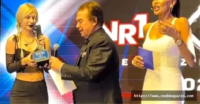 Aleyna Tilki'ye Ödülünü Orhan Gencebay Verdi