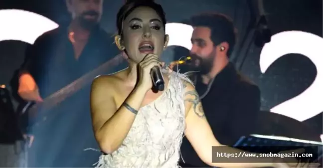 Melek Mosso Sahneye Serumla Çıktı