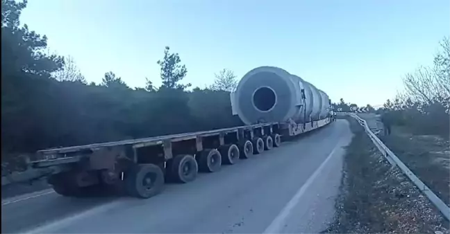 Cebri Boru Taşıyan Tır, Niksar'da Trafiği Kilitledi