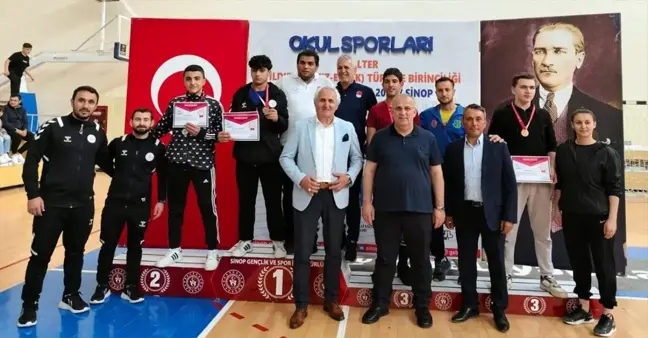 Sinop'ta Okul Sporları Yıldızlar Türkiye Halter Şampiyonası Sonuçlandı