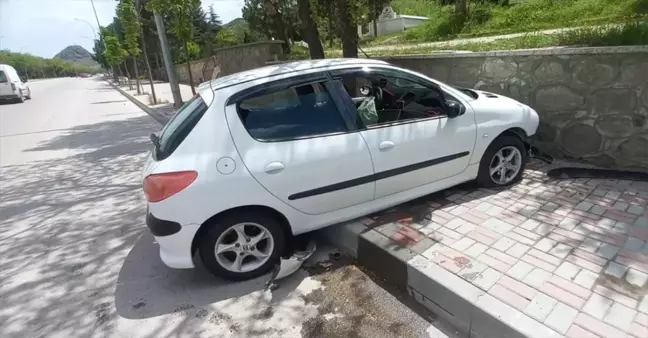 Afyonkarahisar'da Mezarlık Duvarına Çarpan Otomobilde 5 Kişi Yaralandı