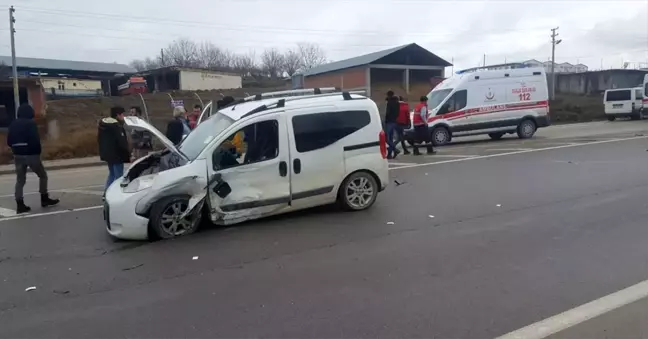 Samsun'da hafif ticari araçla otomobil çarpıştı: 2 yaralı