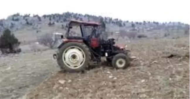 Traktör uçuruma yuvarlandı: 3 yaralı