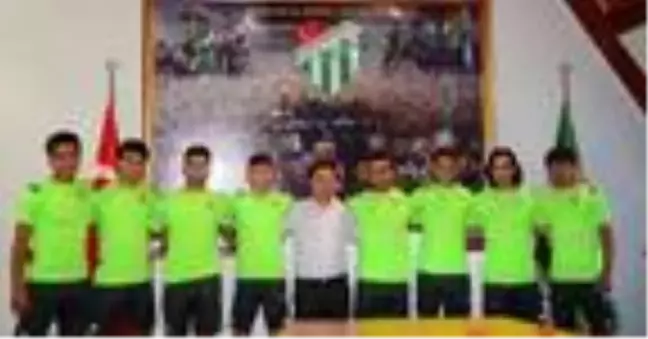 Bursaspor, 8 altyapı oyuncusuyla profesyonel sözleşme imzaladı