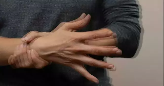 El titremesi neden olur? El titremesinin nedenleri ne?