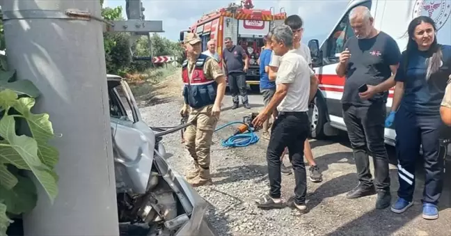 Erzin'de Aydınlatma Direğine Çarpan Otomobilin Sürücüsü Hayatını Kaybetti