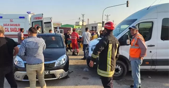 Hatay'da Minibüs-Otomobil Çarpışmasında 5 Yaralı