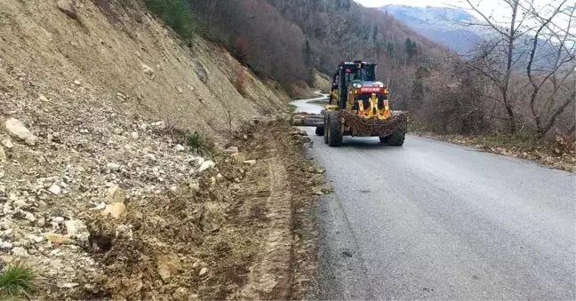 Düzce'de Derdin Köyü'nde Kanal Temizliği Çalışmaları Devam Ediyor