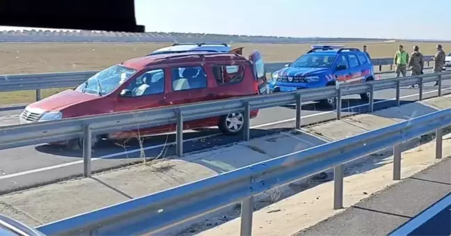 Nusaybin'de Lastiği Patlayan Araç Bariyerlere Çarptı: 1 Yaralı