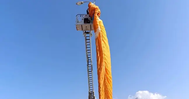 Paraşütçü İskenderun'da Mahsur Kaldı