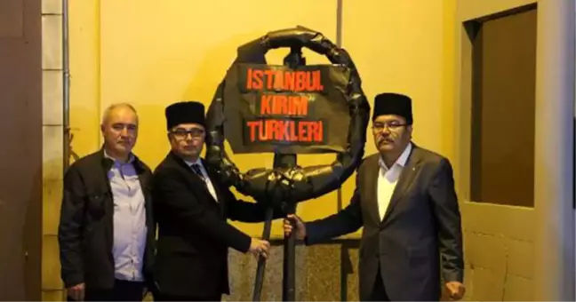 Rusya Başkonsolosluğu'na Siyah Çelenk Bıraktılar