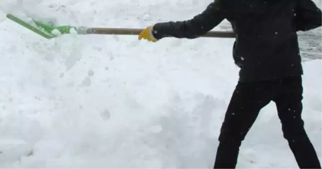 Kar Temizlerken Çatıdan Düştü