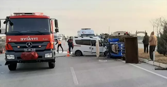 Manisa'da hafif ticari araç traktöre çarptı: 3 yaralı