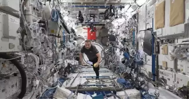 Türkiye'nin ilk astronotu Alper Gezeravcı, mikro yer çekimi ortamında cisimlerin hareket dinamiklerini inceledi