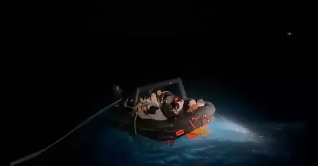 İzmir'de 23 düzensiz göçmen kurtarıldı, 2 düzensiz göçmen yakalandı