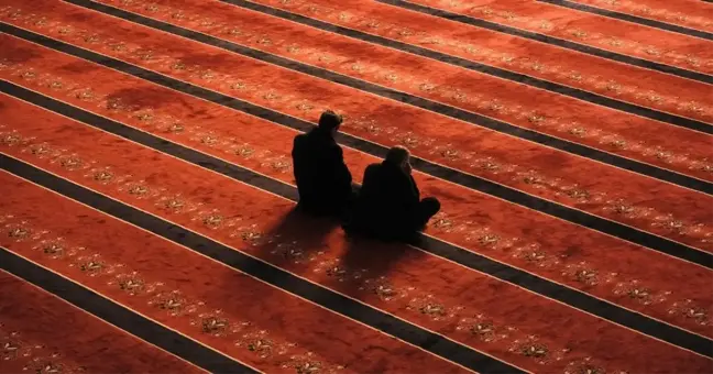 Ezan okunurken namaz kılınır mı? Ezan okunurken namaz kılınırsa kabul olur mu Diyanet?