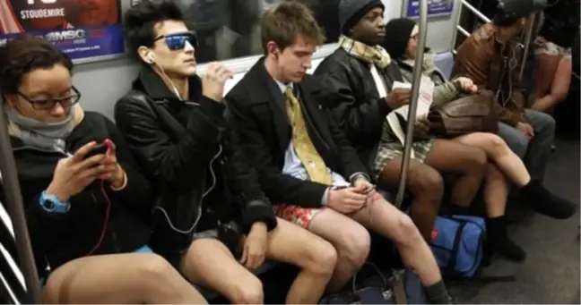 New York'ta Pantolonsuz Metro Yolculuğu