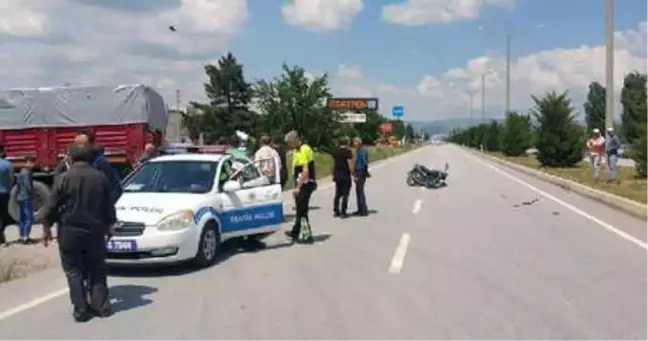 Kasksız ve Ehliyetsiz Motosikletli Tır'a Çarpıp Yaralandı