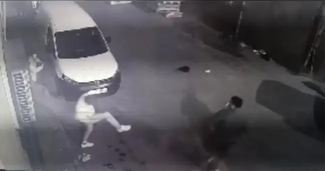 Dolapdere'de alkol alan şahıs, arkadaşlarını silahla vurdu