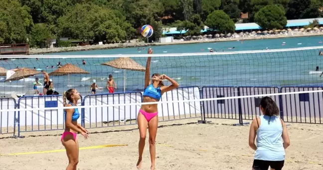 Gelibolu'da Geleneksel Plaj Voleybolu Turnuvası Başladı