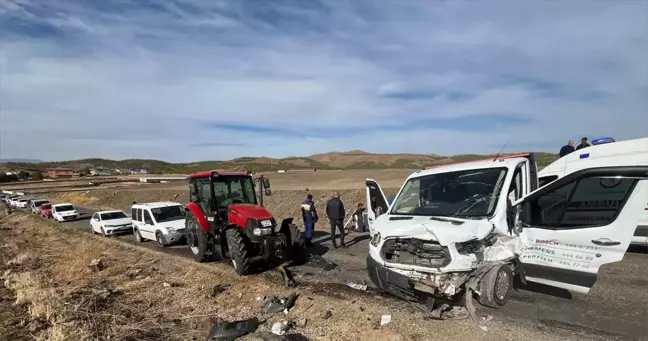 Gaziantep'te Traktörle Kamyonet Çarpıştı: 3 Yaralı