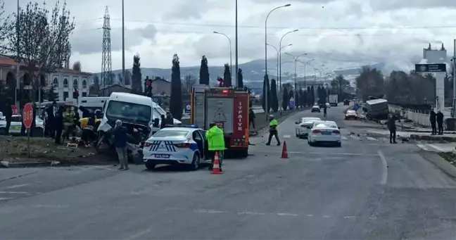 Kütahya'da Trafik Kazası: 1 Ölü, 2 Yaralı