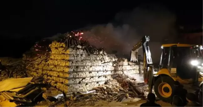 Asırlık 'Düğmeli Ev' Yangında Yok Oldu
