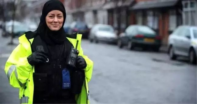 İskoçya'da Kadın Polislere Başörtüsü İzni Verildi