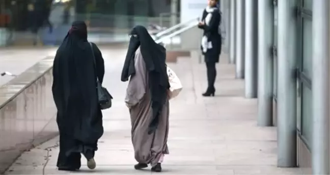 Almanya, Kamusal Alanda Çarşaf ve Burkayı Yasakladı