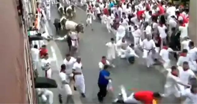 İspanya'da Kızgın Boğalar Onlarca İnsanı Yerlerde Sürükledi, Her Şey Canlı Yayında Oldu!