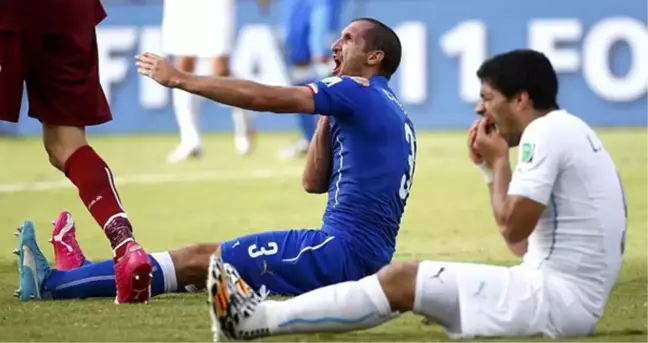Chiellini, Yaptığı Faulle Omzunu Isıran Suarez'den İntikamını Aldı