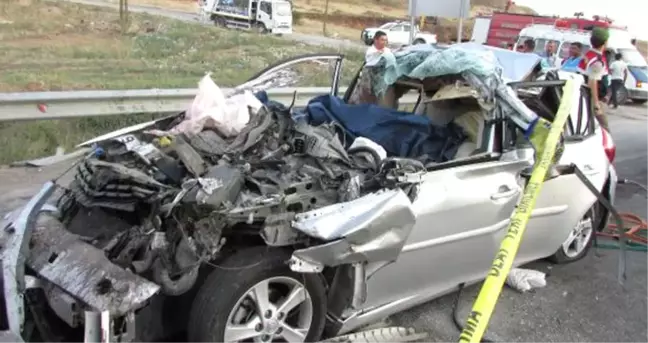 TIR ile Çarpışan Otomobildeki Anne ile Oğlu Öldü, Baba ile Kızı Yaralandı