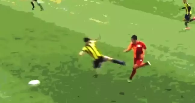 FB-GS Derbisinde Uçan Tekmeye Sarı Kart Çıkaran Hakem, Düdüğünü Astı