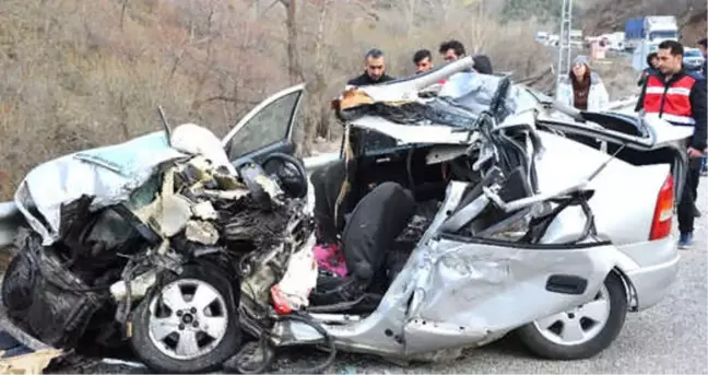 Gümüşhane'de TIR İle Otomobil Kafa Kafaya Çarpıştı: 3 Ölü, 1 Yaralı