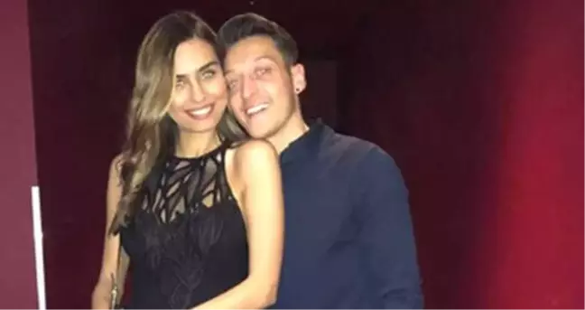 Mesut Özil Amine Gülşe İçin İsmail YK'ya, 'Senden Başka Sevilecek Biri mi Var' Şarkısını Çaldırdı