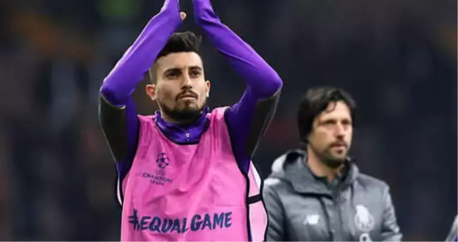 Galatasaray Taraftarı, Alex Telles'i Tribünlere Çağırdı
