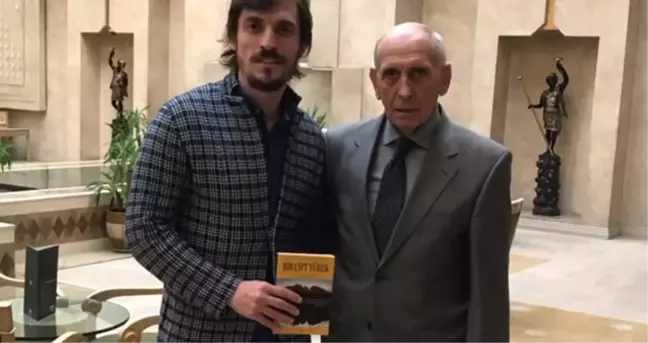 Golcü Ergin Keleş, 19 Yıl Önce Özkan Sümer'den Aldığı Kitabı Teslim Etti