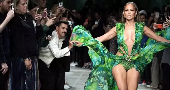 Jennifer Lopez ikonik elbisenin yeni versiyonuyla Versace podyumunda