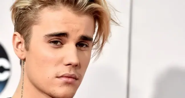 Justin Bieber kimdir? Kaç yaşında, nereli, evli mi, eşi kimdir, şarkıları nelerdir? Justin Bieber albümleri nelerdir? Hayatı ve biyografisi!