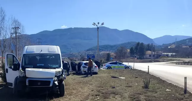 Karabük'te İki Ayrı Trafik Kazasında 6 Kişi Yaralandı