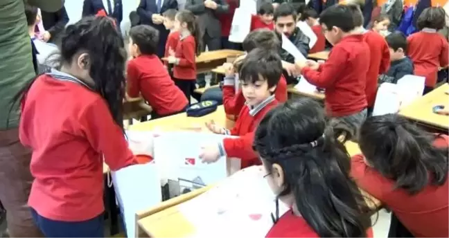 İstanbul'da öğrenciler karnelerini aldı