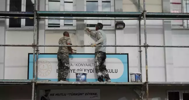 Konyaaltı'nda okullar boyanıyor