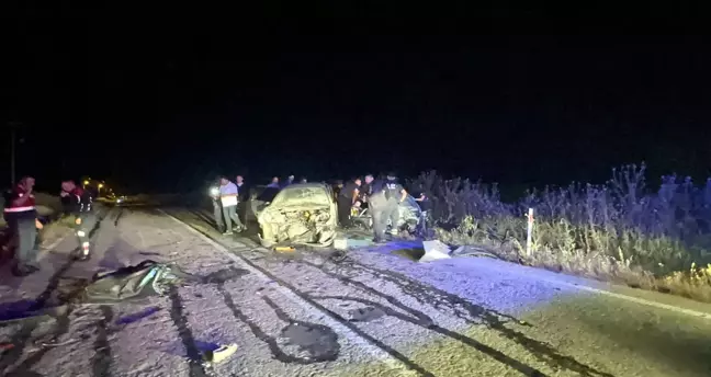 Oğlunun kullandığı otomobili sollamaya çalışan baba, kazaya neden oldu: 3 ölü, 5 yaralı