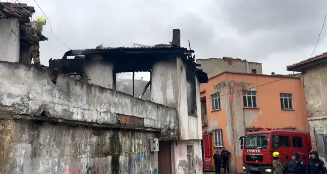 Bursa'da Metruk Bina Yangını: Olay Yerine İtfaiye ve Polis Sevk Edildi