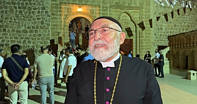 Kıbrıs gazisi Süryani papaz Habib Önder, kolundaki 2 şarapnel parçasıyla Mor Gabriel'de ayin yönetti