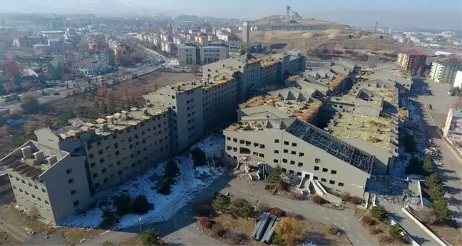Atıl binanın yıkım sürecini Başkan Sekmen başlattı