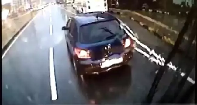 Otomobili ile halk otobüsünün önüne geçip, tehlikeli hareketler yaptı