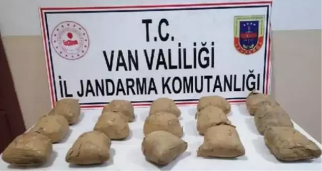 Son dakika haber! Jandarmadan kaçan 2 şüphelinin arazide bıraktığı çuvallarda 15 kilo toz esrar ele geçti
