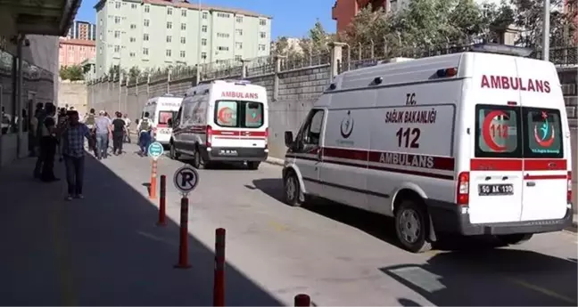 Siirt Eğitim ve Araştırma Hastanesi Önünde Bıçaklı Kavga: 5 Yaralı