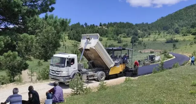 Artvin'de köy yollarına sıcak asfalt döküldü